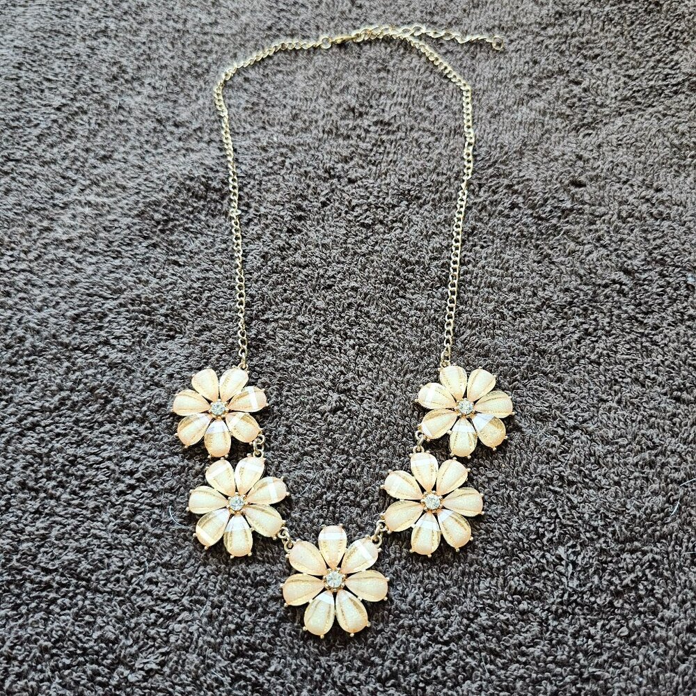 The necklace of flowers